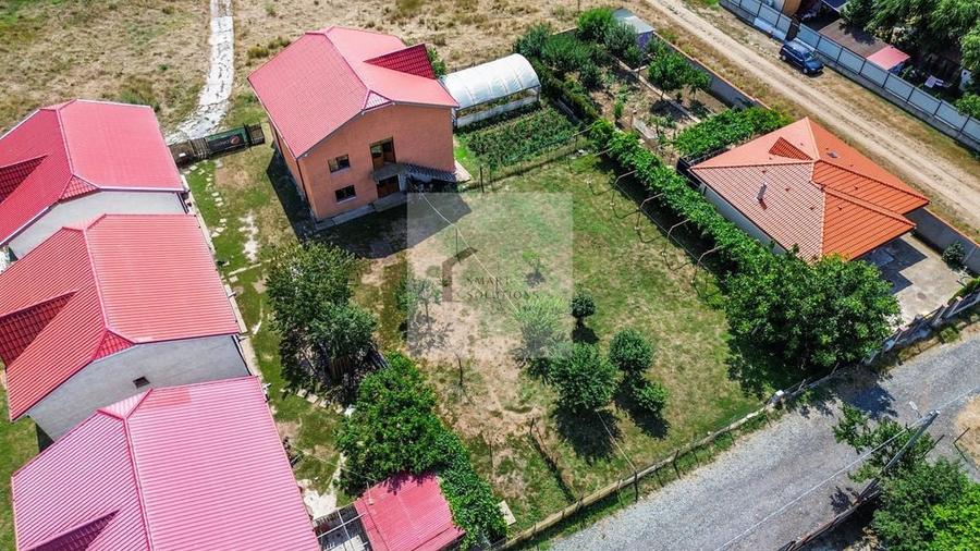 Casă cu 5 camere cu Teren 1000 Mp în Central