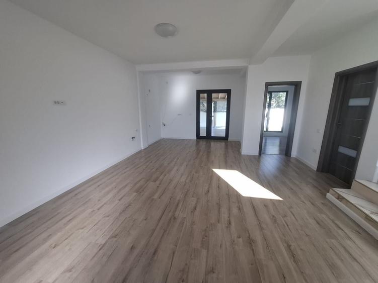Casă individuală cu 5 camere cu Canalizare în Tunari