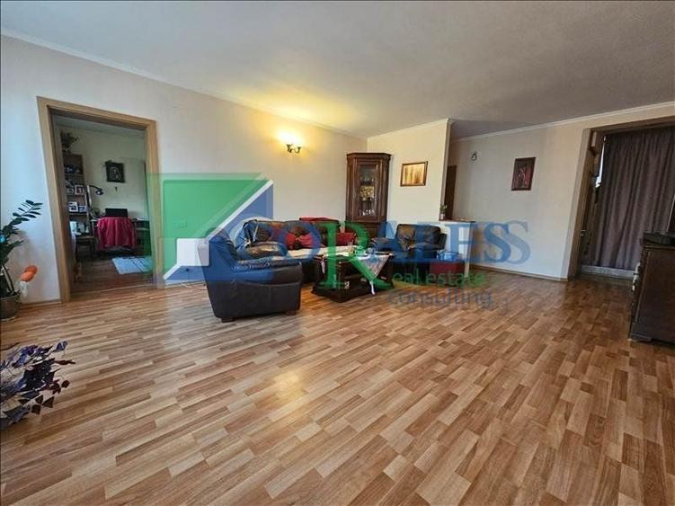 Casă individuală cu 8 camere cu Canalizare în Aradului