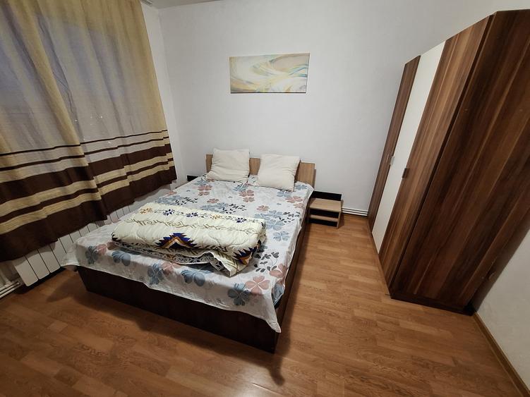 Apartament cu 3 camere semidecomandat, mobilat în Central