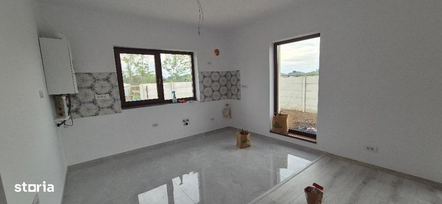 Casă cu 4 camere cu Teren 400 Mp în Clinceni