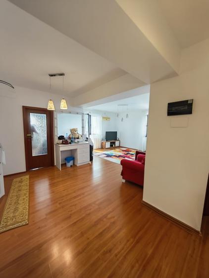 Apartament cu 2 camere semidecomandat în Berceni