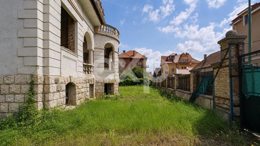 Casă individuală cu 9 camere cu Canalizare în Centrul Istoric