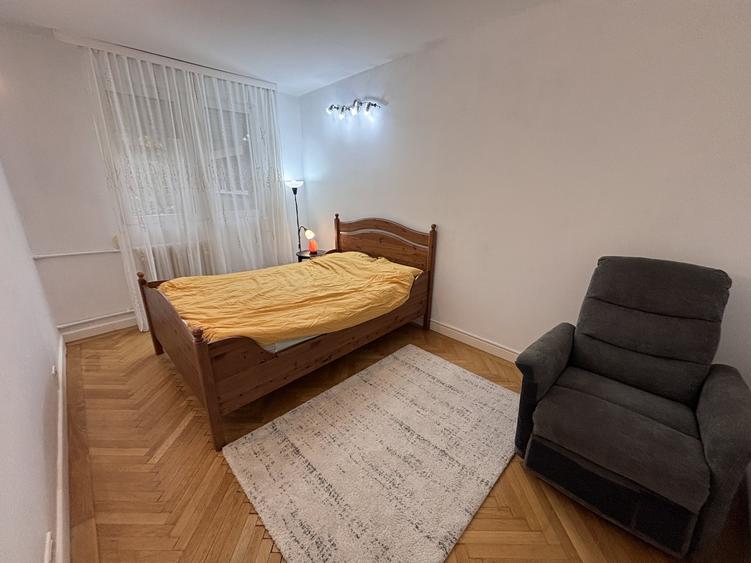 Apartament cu 3 camere semidecomandat în P-ța Muncii
