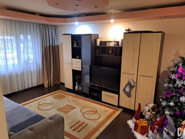Apartament cu 4 camere decomandat, mobilat în Sălaj