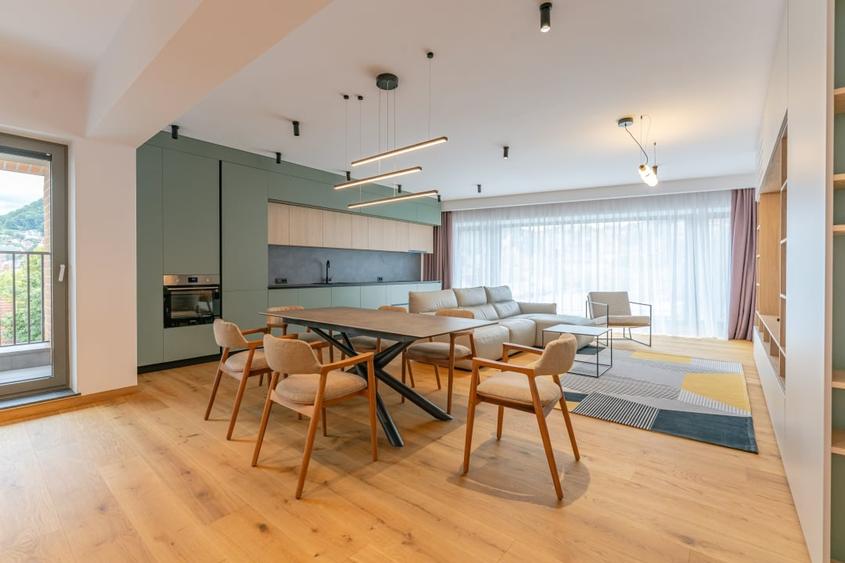 Apartament cu 4 camere decomandat, mobilat în Central
