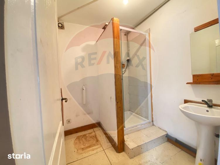 Casă cu 4 camere cu Teren 1063 Mp în Central