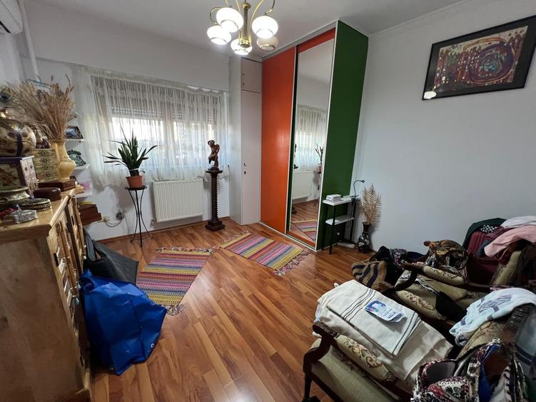 Apartament cu 4 camere decomandat în Iancului