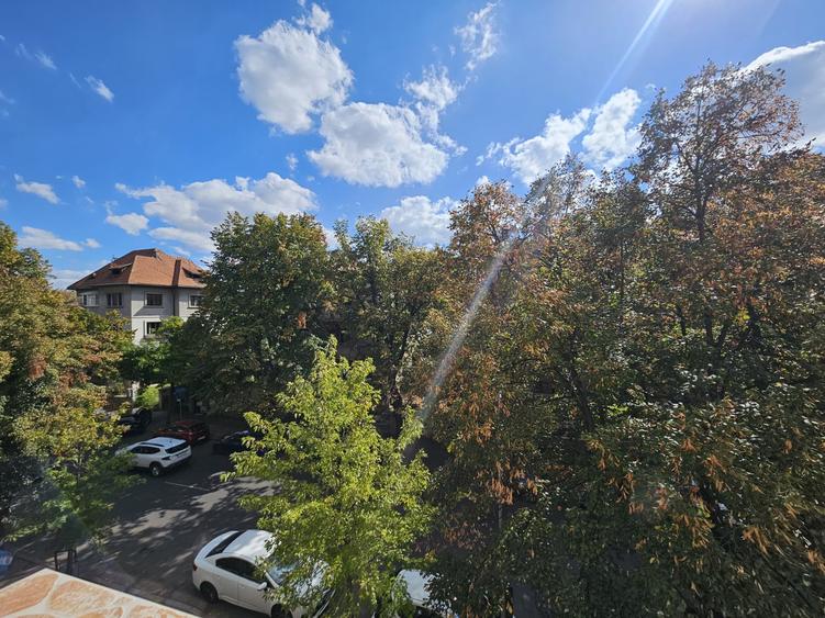 Apartament cu 3 camere semidecomandat în Dorobanți