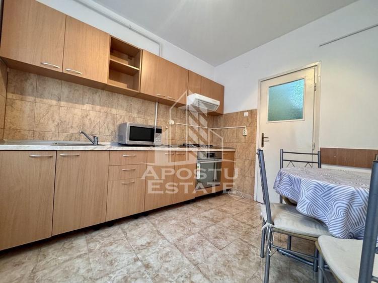 Apartament cu 3 camere decomandat, mobilat în Traian