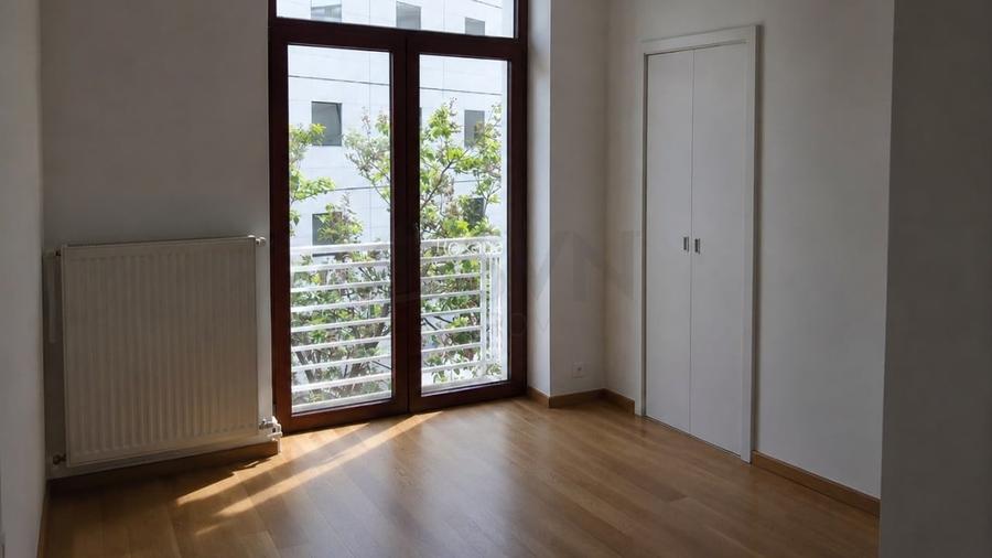 Apartament cu 5 camere semidecomandat în Calea Victoriei