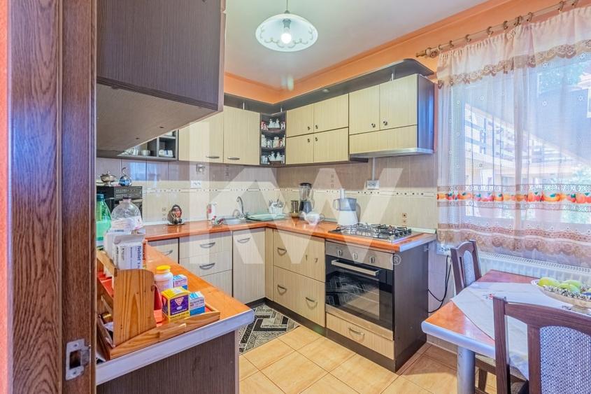 Casă individuală cu 10 camere cu Canalizare în Râșnov