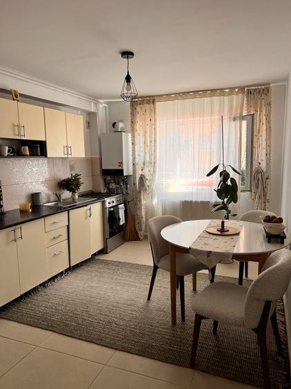 Apartament cu 3 camere decomandat în Exterior Vest