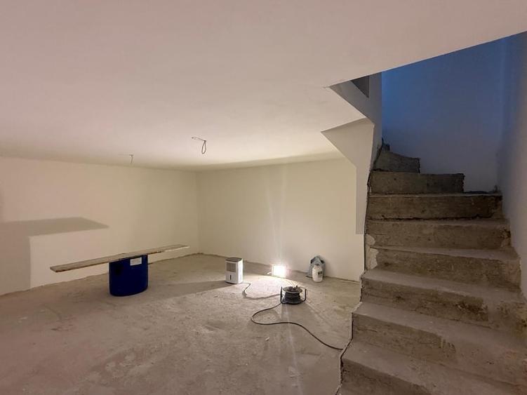Duplex cu 5 camere cu Canalizare în Central