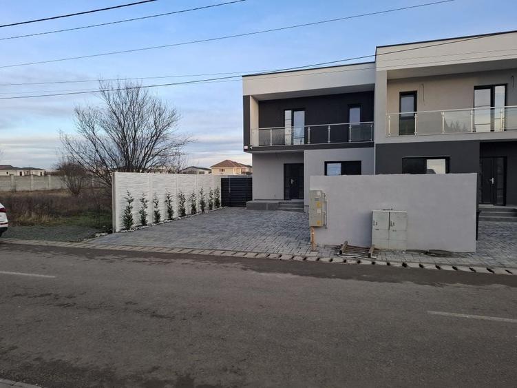Casă cu 4 camere în Dumbrăvița