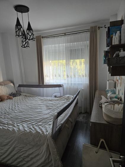 Apartament cu 3 camere semidecomandat în Vitan