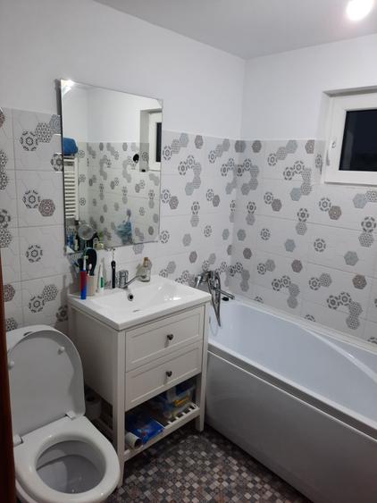 Apartament cu 3 camere decomandat în Curtești