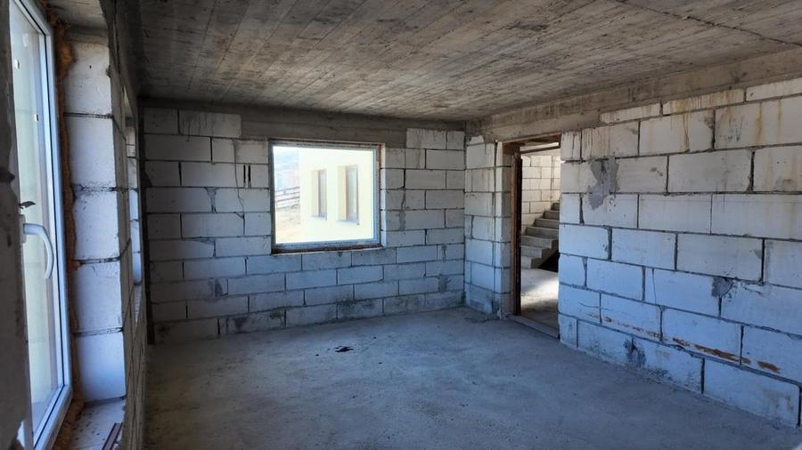 Casă cu 5 camere cu Teren 1000 Mp în Roșu