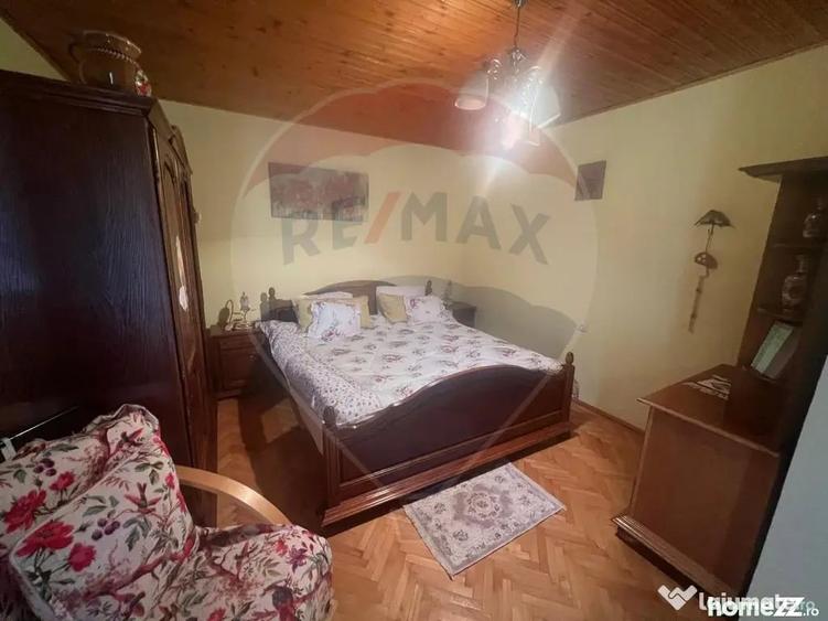 Casă cu 10 camere cu Teren 2362 Mp în Lepșa