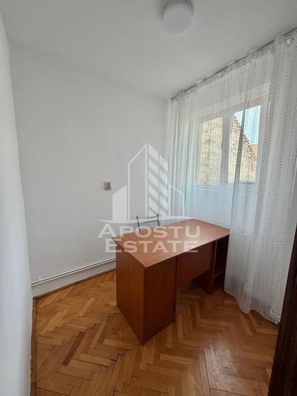 Apartament cu 3 camere semidecomandat, mobilat în P-ța Unirii