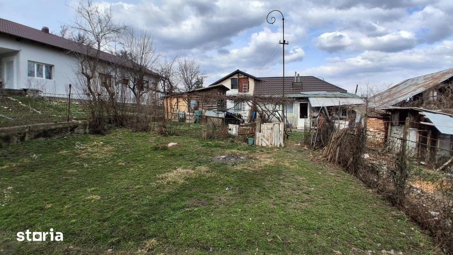 Casă cu 4 camere cu Teren 1600 Mp în Poiana