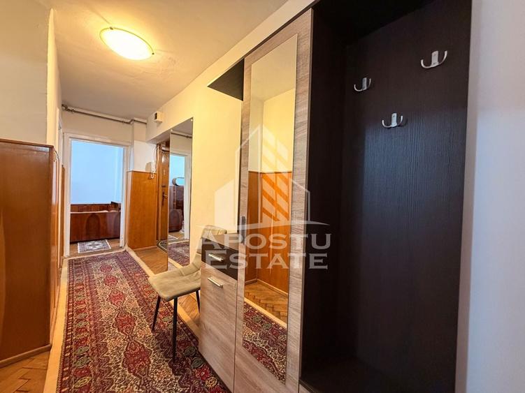 Apartament cu 3 camere semidecomandat, mobilat în Complex Studențesc