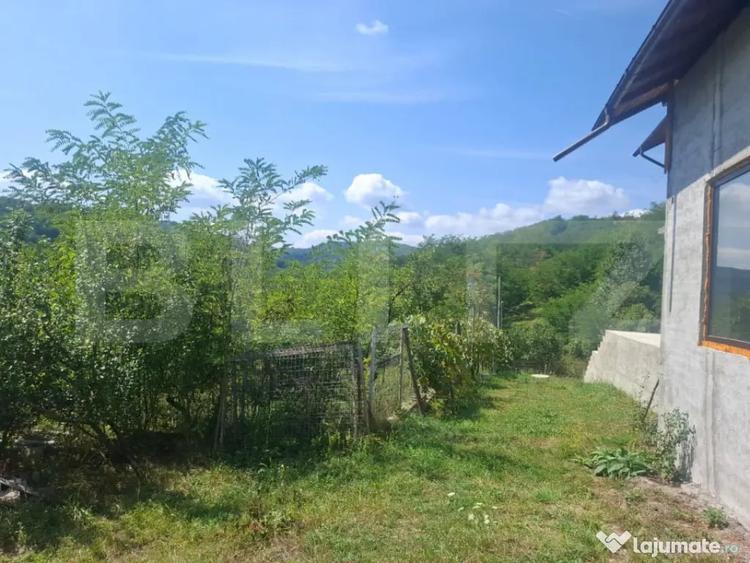Casă cu 7 camere cu Teren 1832 Mp în Glod
