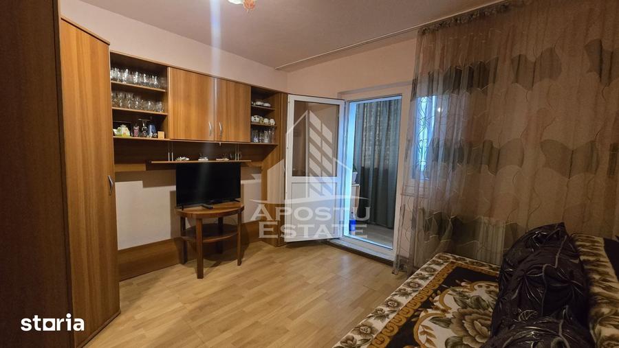 Apartament cu 4 camere semidecomandat, mobilat în Aradului