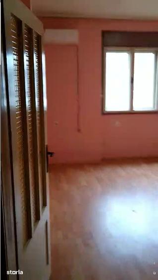 Casă cu 6 camere cu Teren 844 Mp în Central