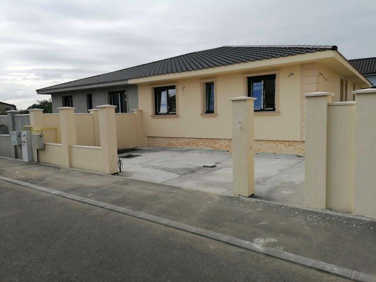 Casă cu 3 camere decomandat în Central