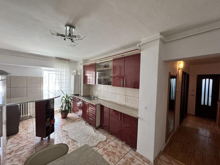 Apartament cu 3 camere decomandat în Exterior Vest