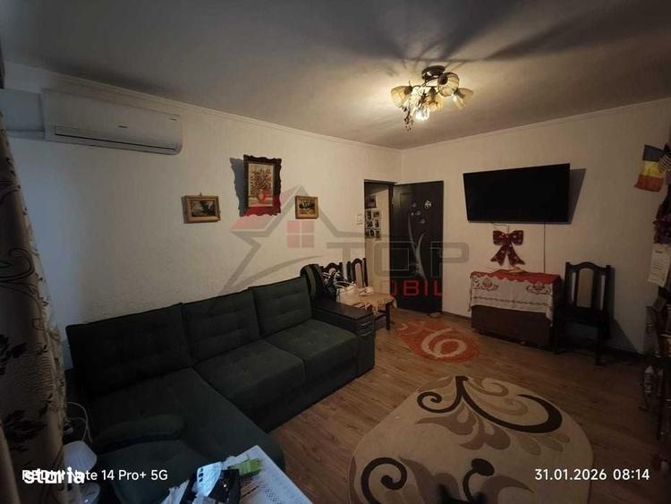 Apartament cu 3 camere semidecomandat în Albești