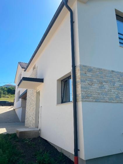 Duplex cu 4 camere cu Teren 250 Mp în Dezmir