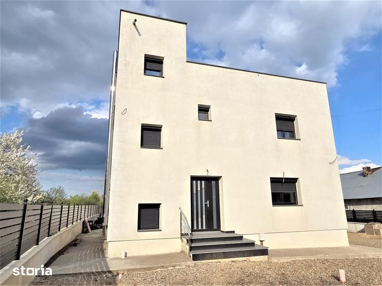Casă cu 5 camere cu Teren 2867 Mp în Păunești