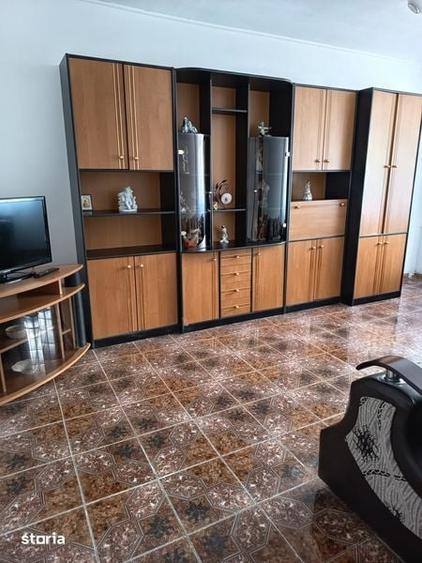 Ofer spre inchiriere apartament cu trei camere - 1