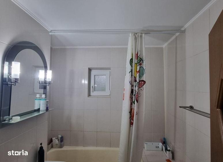Apartament cu 3 camere decomandat în Nicolina