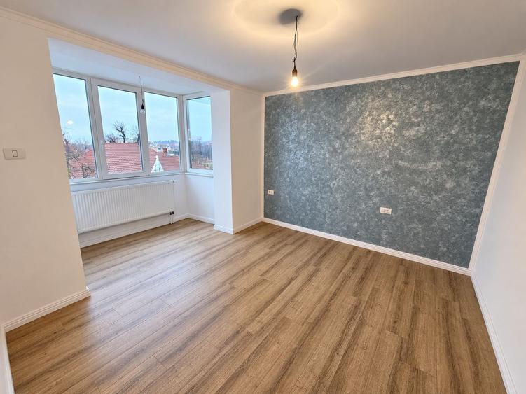 Apartament cu 3 camere semidecomandat în Central