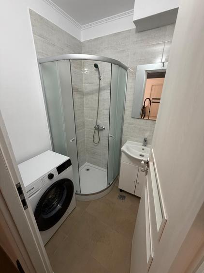 Apartament cu 3 camere semidecomandat în Berceni