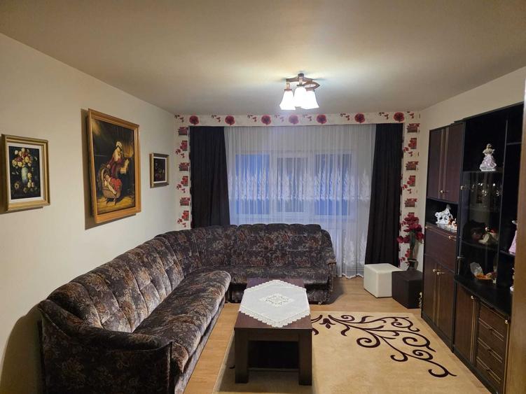 Apartament cu 3 camere decomandat în Vlădeni