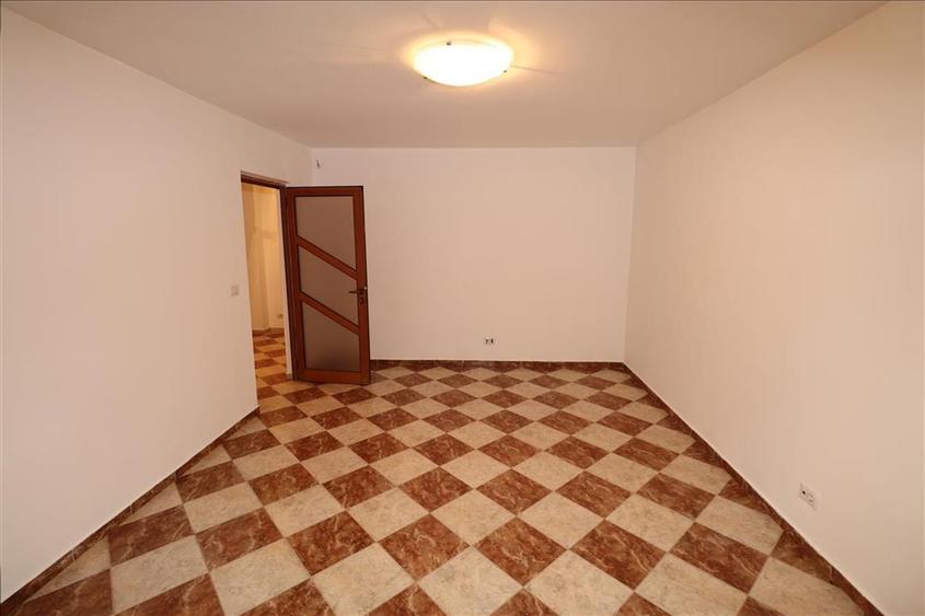 Spațiu comercial, de 86 mp, în Est