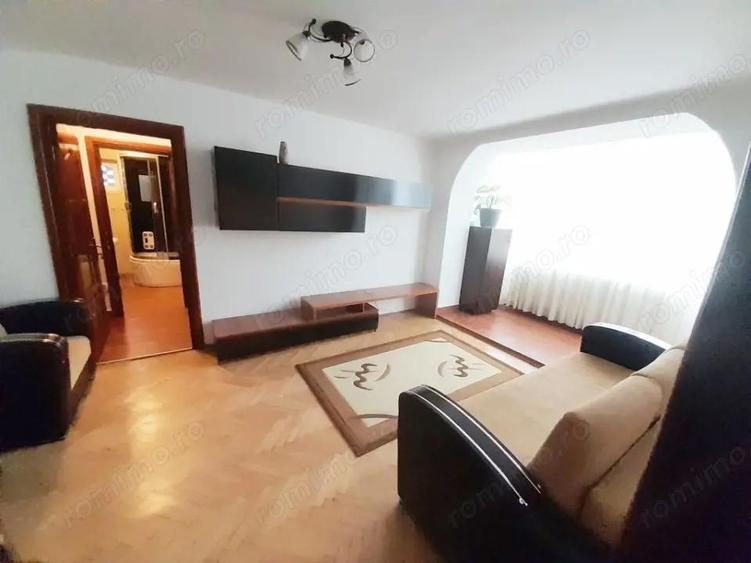 Apartament cu 3 camere semidecomandat în Calea București