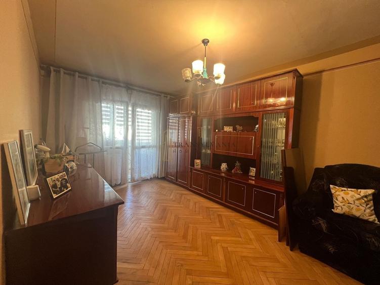 Apartament cu 3 camere decomandat, mobilat în Valea Aurie