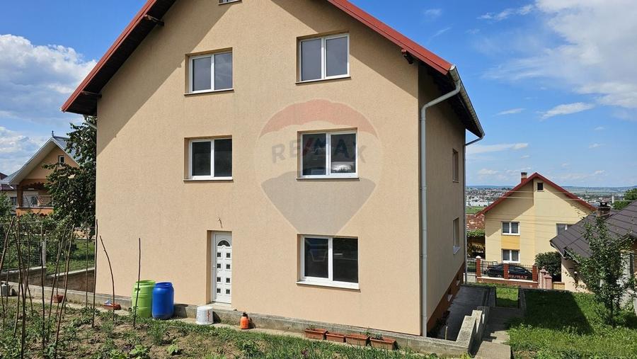 Casă individuală cu 12 camere cu Teren 724 Mp în Sfântu Ilie