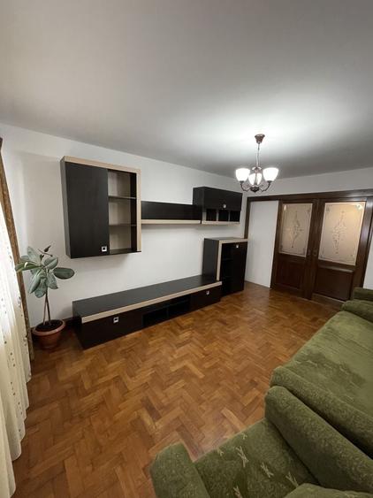 Apartament cu 3 camere decomandat în Românești