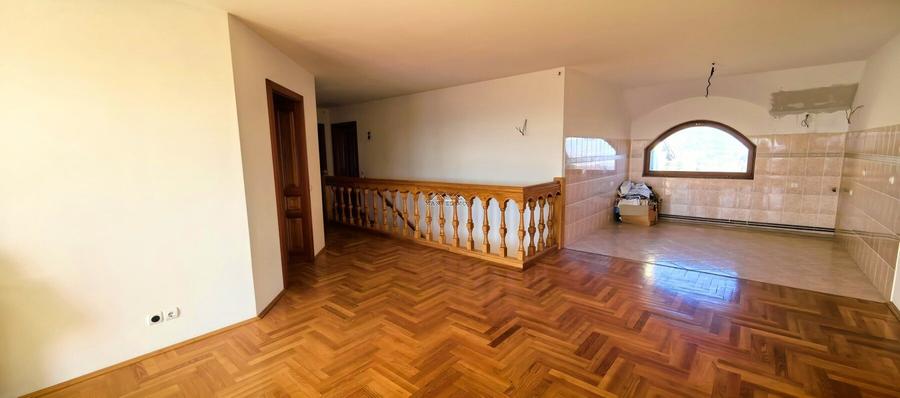 Casă individuală cu 8 camere cu Canalizare în Vest