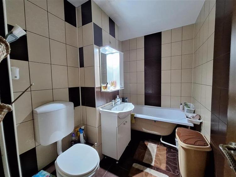 Apartament cu 2 camere semidecomandat, mobilat în 9 Mai
