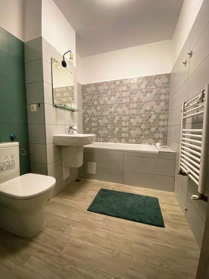Apartament cu 3 camere decomandat, mobilat în Tractorul