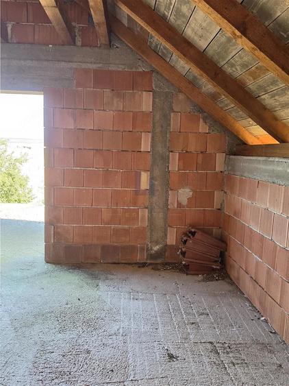 Casă cu 2 camere cu Teren 538 Mp în Est
