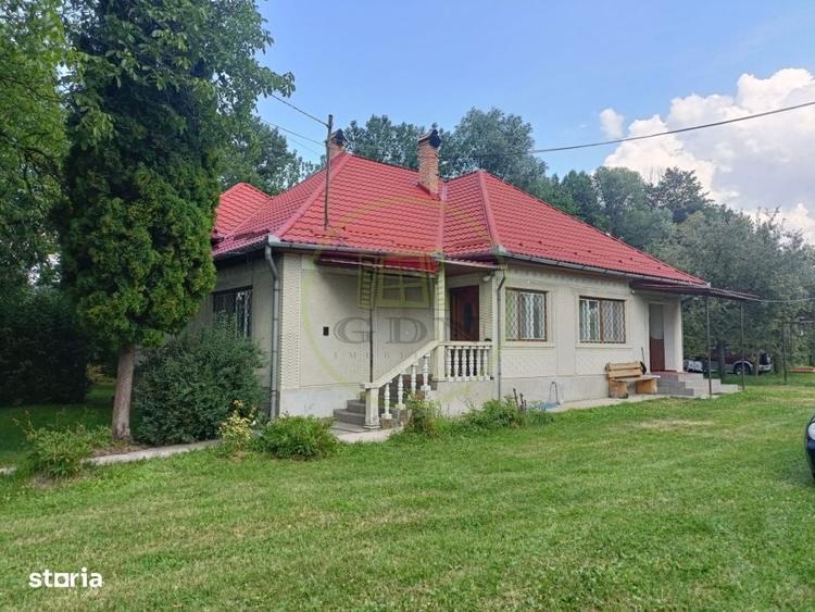 Casă cu 3 camere decomandat în Hodac
