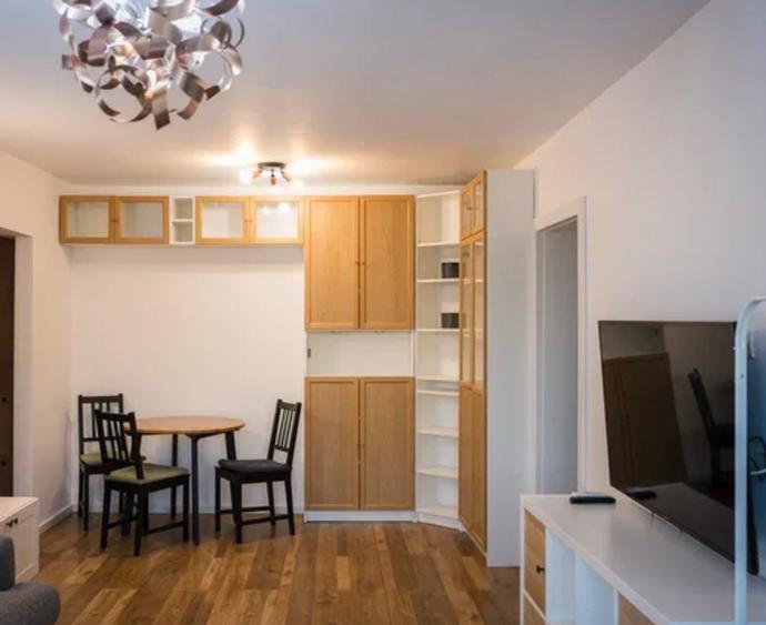 Apartament cu 3 camere semidecomandat, mobilat în Costin Georgian